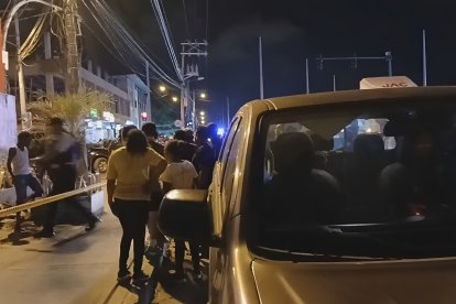 La Policía acordonó la zona frente al Centro Palmas, donde un sicario fue abatido tras atacar a un motociclista en Esmeraldas.