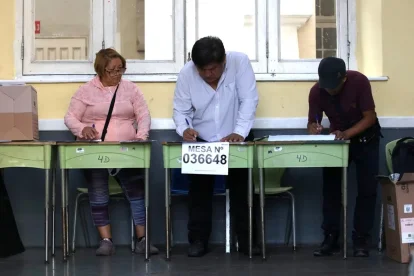 El escrutinio en Perú avanza con resultados ajustados entre candidatos.