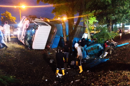 Camión de camarones se viró en vía a la costa y la gente se aprovechó.