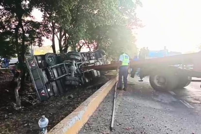 Accidente en vía a la costa con camión cargado de camarones.