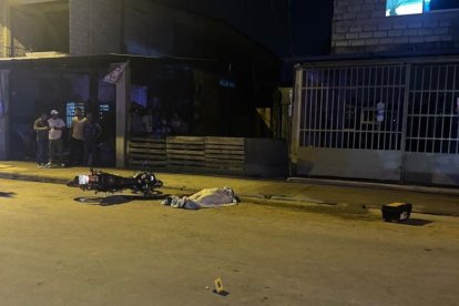 El cuerpo de Bryan Benítez quedó tendido en la calzada.