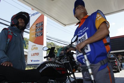 Conductores enfrentan nuevos precios de gasolina tras ajuste mensual.