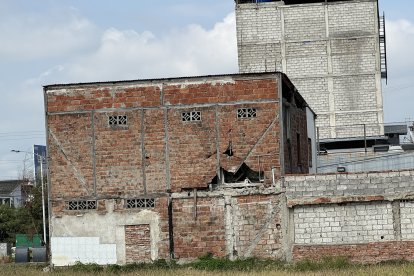 Las propiedades no han sido reconstruidas y hay proyectos que quedaron en el abandono.
