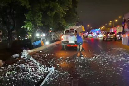 En gavetas, tachos, fundas y sacos, la gente se llevaba el camarón que quedó esparcido.