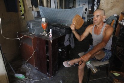 Familias afectadas por el apagón en Guayaquil improvisaron para sobrellevar la falta de luz, durmiendo en terrazas y usando alternativas para continuar sus actividades.