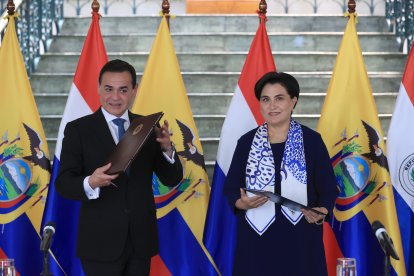 La canciller del Ecuador, Gabriela Sommerfeld (d), recibe este 14 de abril de 2026 a su homólogo de Paraguay, Rubén Ramírez.