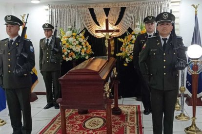 El uniformado policial que murió durante la fuga fue velado con extrema nostalgia.