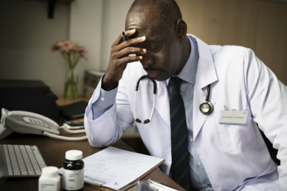 Profesionales alertan que hospitales podrían perder capacidad operativa por reducción de personal