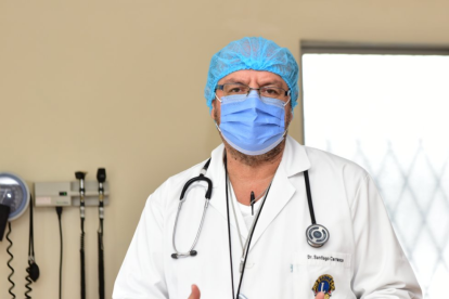 El presidente de la Federación Médica Ecuatoriana, Santiago Carrasco, expresa su indignación y advierte acciones frente a los despidos en el sector salud