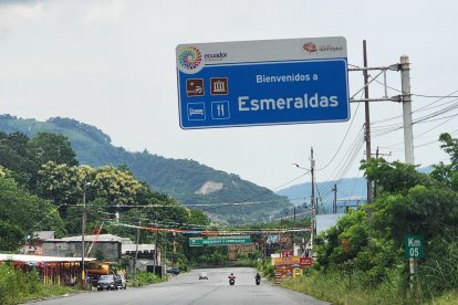 Ingreso a Esmeraldas bajo el letrero turístico ‘Ecuador ama la vida’, contraste con la ola de violencia que golpea la ciudad, donde se registran más de 15 asesinatos solo en abril.