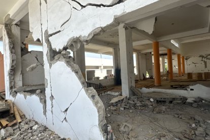Dentro de aulas, se nota la falta de apoyo para reconstruir hasta sus interiores.