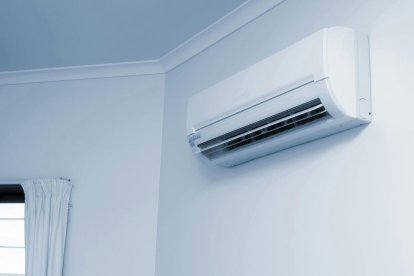 El uso de aire acondicionado expulsa calor al exterior y contribuye a elevar la temperatura en la ciudad.