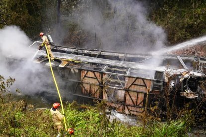 Bomberos apagaron el incendio tras el accidente de tránsito.
