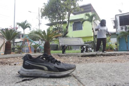 En el lugar del suceso, la mañana de ayer aún se observaban huellas del ataque. En el sitio se halló un zapato.