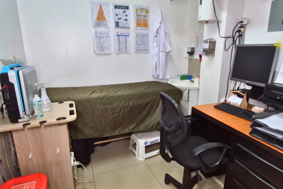 Centro médico equipado permanece vacío ante la caída de derivaciones del IESS.