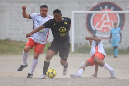 Clebér Chalá (d) en una de las acciones de la final de la Liga Barrial La Tola