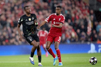 Willian Pacho es figura en PSG.