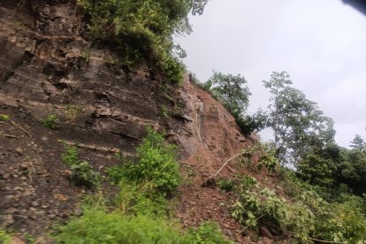Talud afectado por deslave en el sector El Vergel de Quinindé, donde la lluvia intensa provocó el colapso de la vía E20 y mantiene bloqueado el ingreso hacia Esmeraldas.