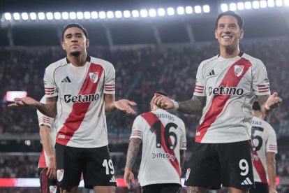 Kendry Páez (i) asistió a Sebastián Driussi en la victoria de River Plate 1-0 ante Carabobo.