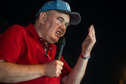 El candidato presidencial peruano ultraconservador Rafael López Aliaga habla durante una manifestación este martes, frente a las instalaciones del Jurado Nacional de Elecciones (JNE) en Lima (Perú).