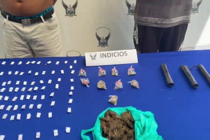 Entre las evidencias constan sustancias sujetas a fiscalización.