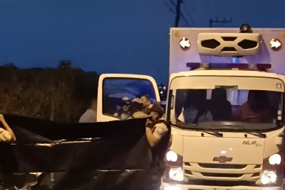 Agentes policiales realizan el levantamiento del cuerpo de Freddy Francisco Bagüi Rodríguez en la vía San Mateo–Tachina, sector Tabule, tras el ataque armado.