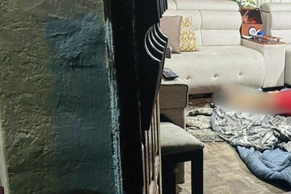 El cuerpo de la víctima quedó tendido dentro de la sala donde ocurrió el hecho.