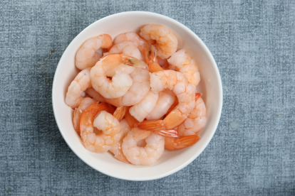 El riesgo se asocia principalmente al contacto con mariscos crudos, no al consumo de camarón cocido