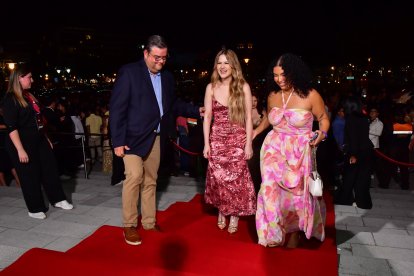 Artistas como Mar Rendón y figuras públicas desfilaron por la alfombra roja previa a la ceremonia de los Premios REM este 15 de abril.