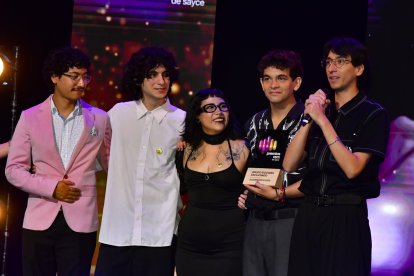 Diversos talentos nacionales aprovecharon el escenario de los Premios REM para presentar sus más recientes éxitos.