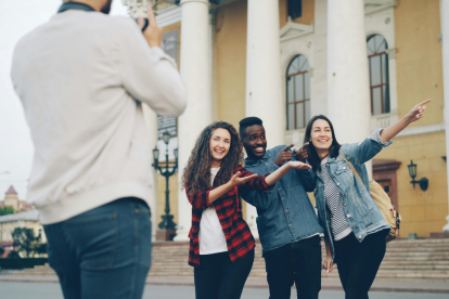 La apuesta de Huawei refleja una tendencia global donde la inteligencia artificial ya no solo mejora fotos, sino que influye directamente en cómo las personas se muestran ante la cámara