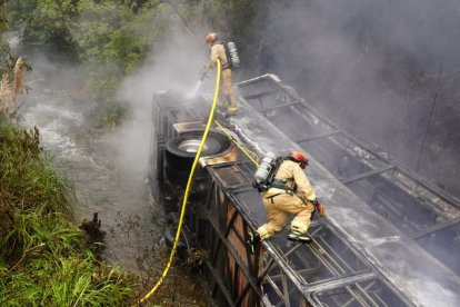 El bus se quemó en su totalidad tras el accidente en Azuay.