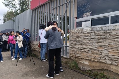 Los parientes de los fallecidos se abrazaban por la trágica situación.