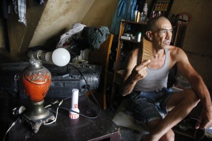 Paúl Franco, su esposa e hijos durmieron en la terraza de su casa debido al intenso calor.