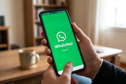 Nuevo diseño Liquid Glass de WhatsApp incorpora transparencias y efectos visuales que modernizan la interfaz.