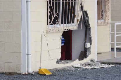 Daños en la fachada de una vivienda en Socio Vivienda 4 tras un violento ataque armado en Guayaquil.
