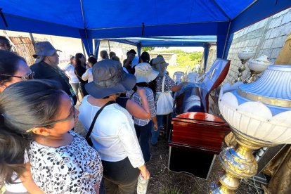 El cuerpo del joven es velado en el mismo sector donde ocurrió la tragedia, mientras vecinos y allegados brindan apoyo a la familia en medio del dolor.