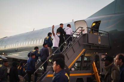 Fotografía cedida por el Ministerio del Interior de Chile que muestra a integrantes de la Policía de Investigaciones (PDI) trasladando a personas extranjeras deportados este jueves.