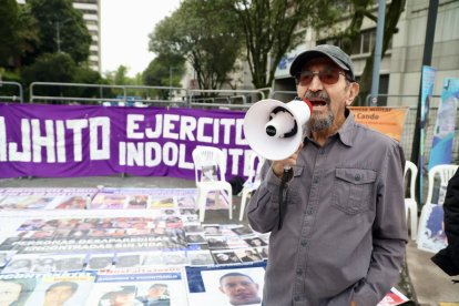 Familiares exigen justicia por desaparecidos en plantón frente a Fiscalía en Quito.