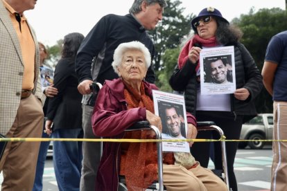 Con afiche en mano, familia pide respuestas por desaparición.