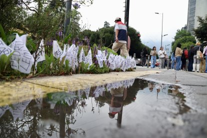 Nombres de desaparecidos en banderines reflejan dolor y ausencia.