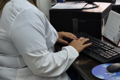 La doctora Carla Cuello Crespo acompaña a pacientes en medio de la incertidumbre del sistema de salud.