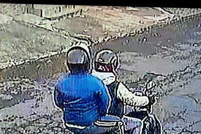 Una cámara captó la motocicleta en la que iban ambos delincuentes.