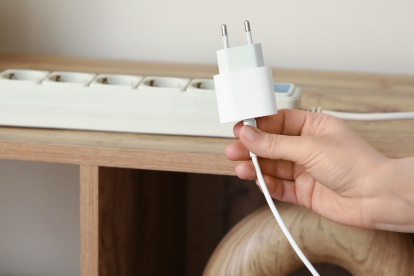 Desconectar los electrodomésticos durante apagones es una medida clave para evitar daños por picos de voltaje al restablecerse la energía