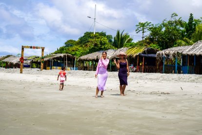 Al caminar por su playa puede sentir la tibieza de la arena.