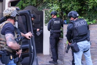 La División de Robos y Homicidios del Departamento de Policía de Los Ángeles (LAPD) allanó una vivienda antes de arrestar a Burke.