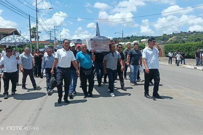 Momento en que los restos del funcionario de Playas eran llevados al camposanto en Jipijapa.
