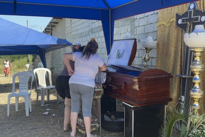 Familiares y vecinos lamentan lo ocurrido.