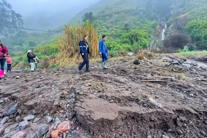 Vanessa Losaza, viceprefecta de Tungurahua, recorre la vía entre Izamba y Quillán La Playa que sigue cerrada por rocas y lodo tras el aluvión.