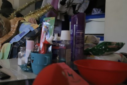 Viviana mantiene a su alcance un pilo de insumos, ya que no puede levantarse de su cama.